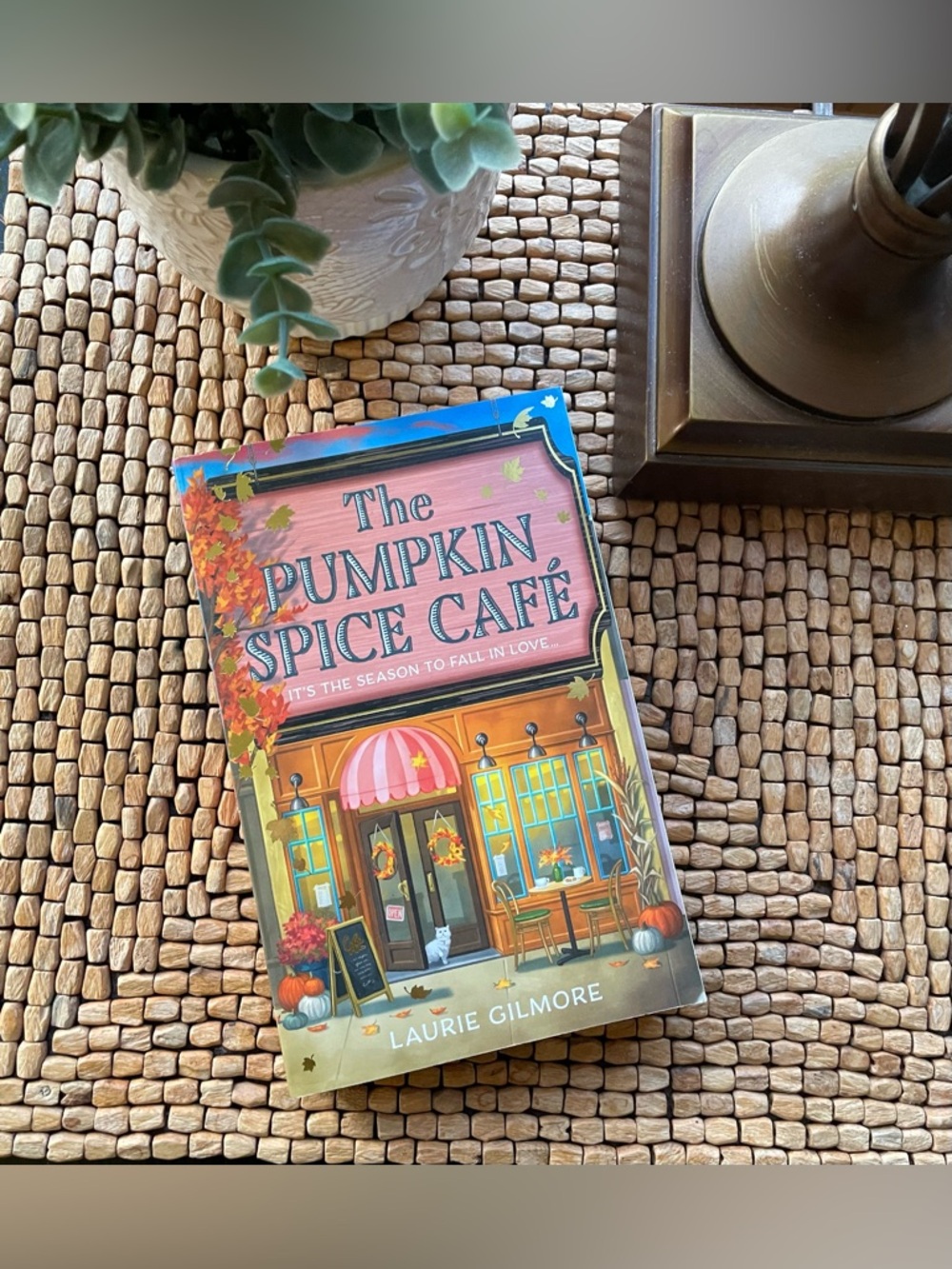 The Pumpkin Spice Café by Laurie Gilmore Book
